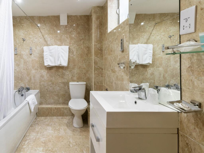 Bathroom 5, Stuart Hotel, Luton