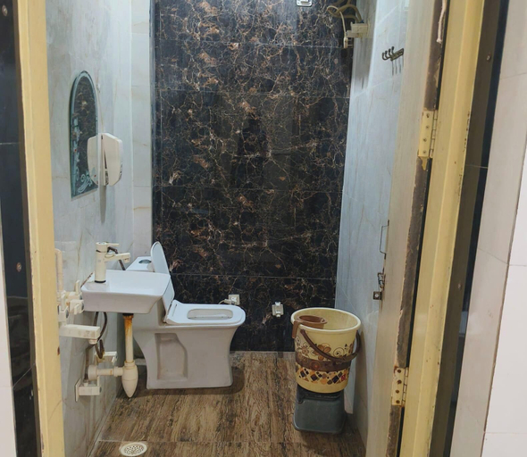 Bathroom 3, Krapalu Hari Dham, Mathura
