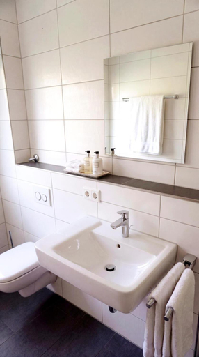 Bathroom 2, Ratskeller Hotel, Karlsruhe