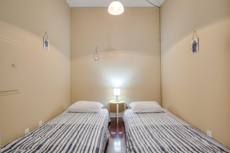 Room 3, Oakspire Suites, Toronto
