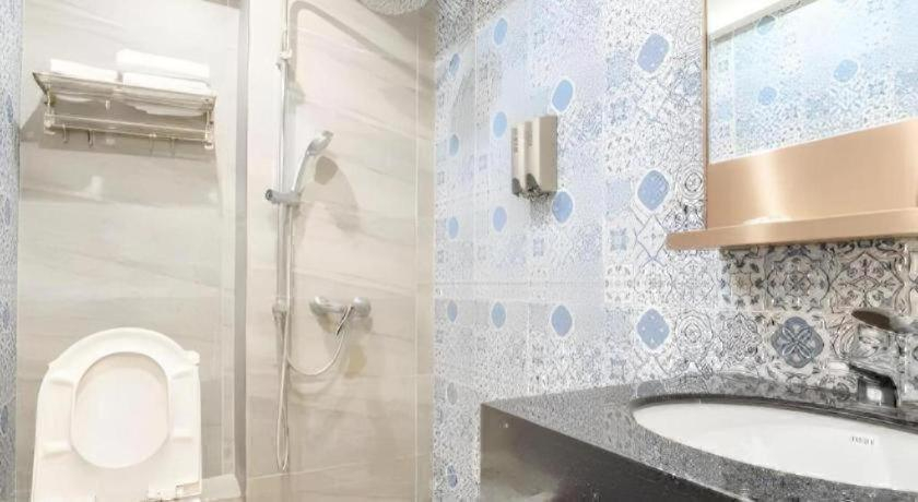 Bathroom 3, Hou Kong Hotel, Macao