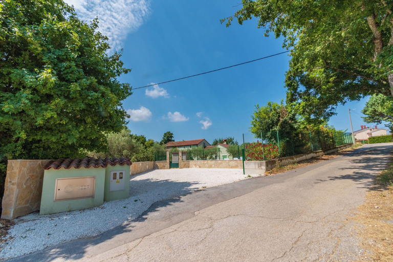 Parking 3, House Barba Frane, Vižinada