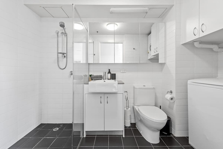 Interior 3, Wow! ~ Skyline City, Water + Story Bridge Views, New Farm