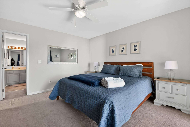 Room 4, Coastal 4BR Retreat Hot tub Water Views Deck Pet-friendly, Pender