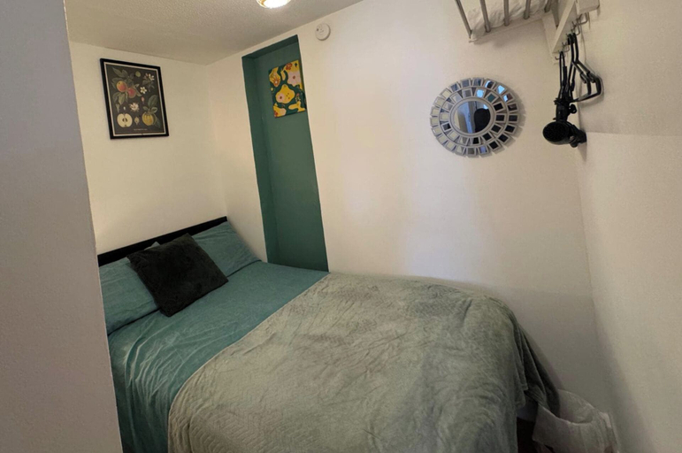 Room 5, 4 Bedroom Apartment Sleeps 14 With Balcony, London