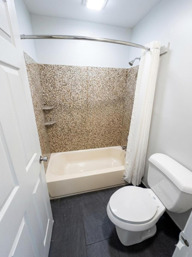 Bathroom 4, King's Inn Motel, Granville