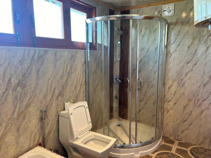 Bathroom 2, The Water Front Homestay, Srinagar