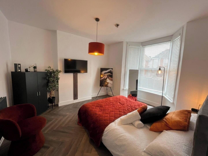 Bedroom 2, Charming 2-bed Ground Floor Apartment in Central London, London