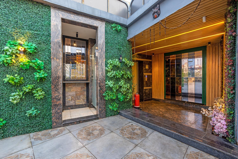 Exterior & Views