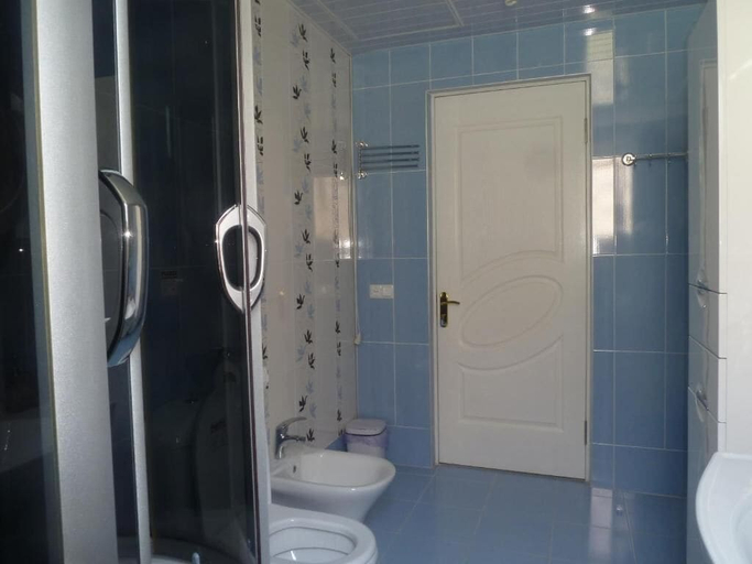 Bathroom 2, Zekorei Guest House, Kutaisi