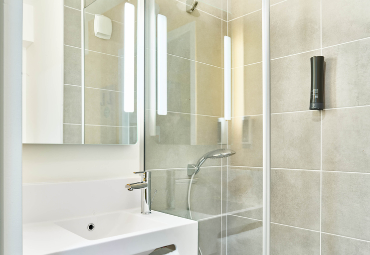 Bathroom 4, B&B HOTEL Cergy Saint Christophe Gare, Val-d'Oise