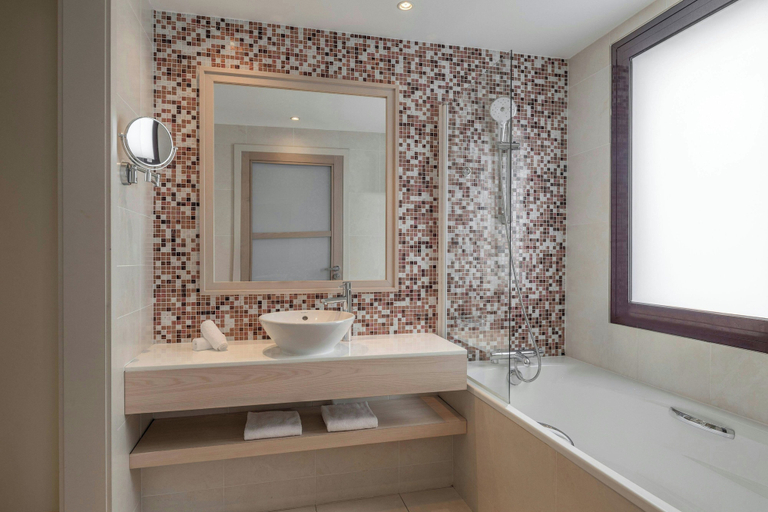 Bathroom 5, Hotel Evian-les-Bains by Leonardo Hotels, Haute-Savoie