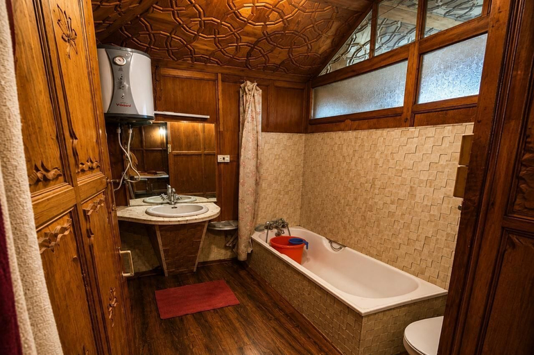 Bathroom 4, Houseboat Myline , Srinagar