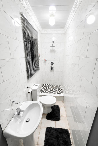 Bathroom 4, Nairobi Guesthouse, Dr Kenneth Kaunda