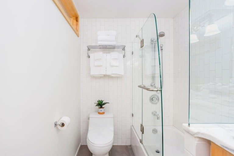Interior 2, Full Downtown Anchorage Triplex for Large Groups, Anchorage