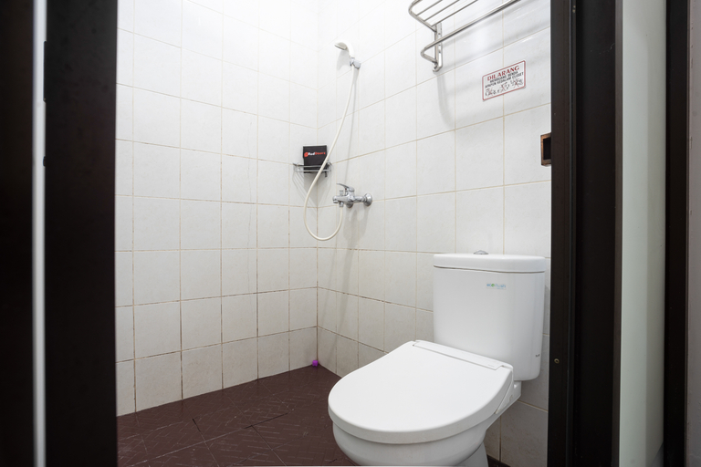 Bathroom, RedDoorz near Eka Hospital BSD City, South Tangerang
