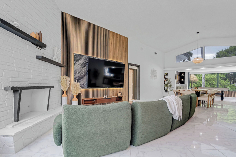 Living room 3, Waterfront House with Tiki & Firepit, Miami-Dade