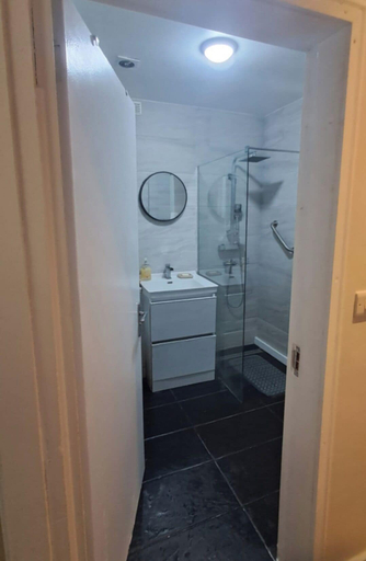 Bathroom 3, Modern spacious 3 Bedroom House in Birmingham, Birmingham