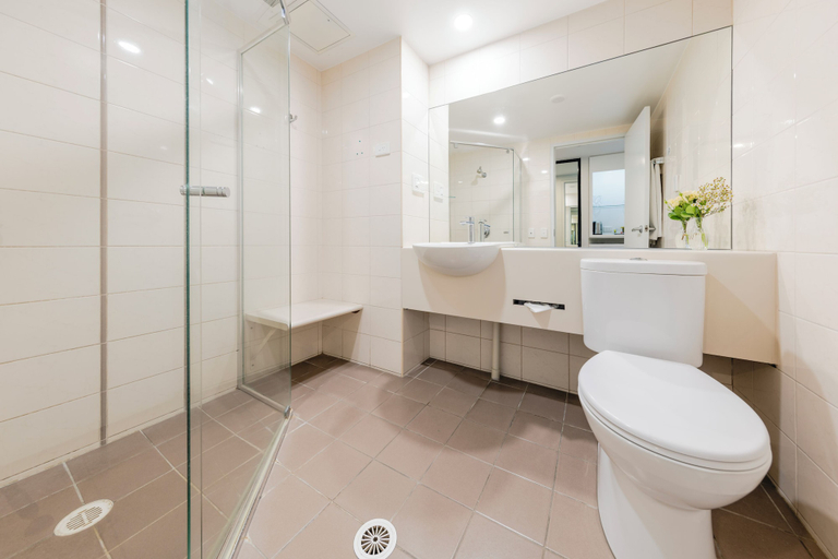 Bathroom 3, Hotel Kingsley, Hamilton