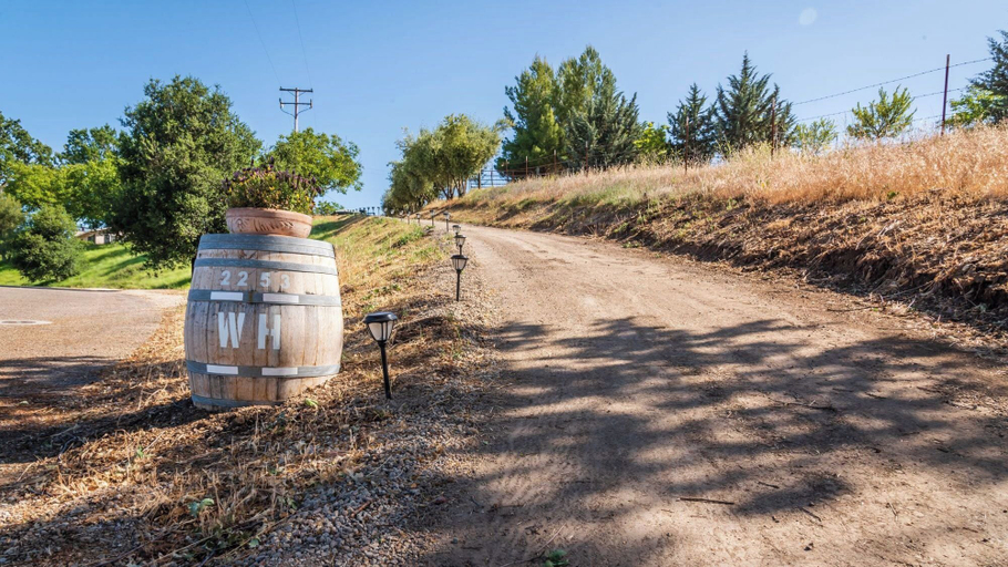 Interior 4, 46 West Walnut Hill by Avantstay Vineyard Views + Gourmet Kitchen Near Downtown Paso Robles, San Luis Obispo