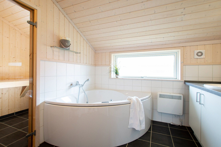 Bathroom 5, Bright Coastal Home With Sauna, Ostholstein