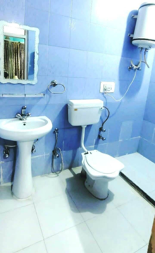 Bathroom 4, aman palace hotel srinagar, Srinagar