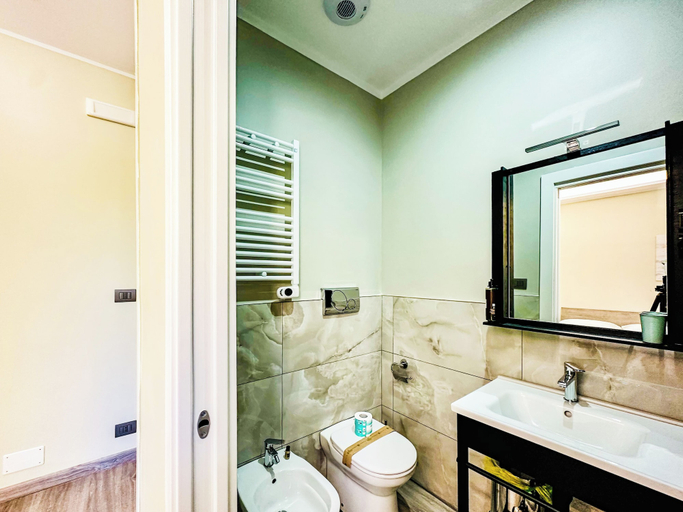 Bathroom 4, Civico Uno, Taranto