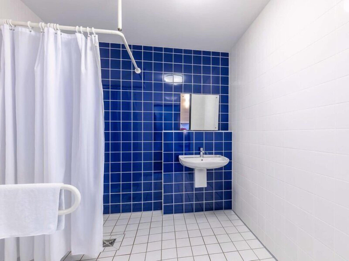 Bathroom 5, B&B HOTEL Dresden-Messe, Dresden