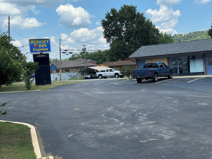Property grounds, Budget Inn Express, Johnson