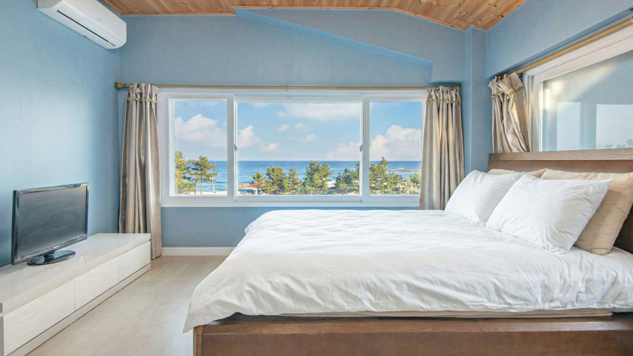 Bedroom 1, Goseong Omaju Pension, Goseong