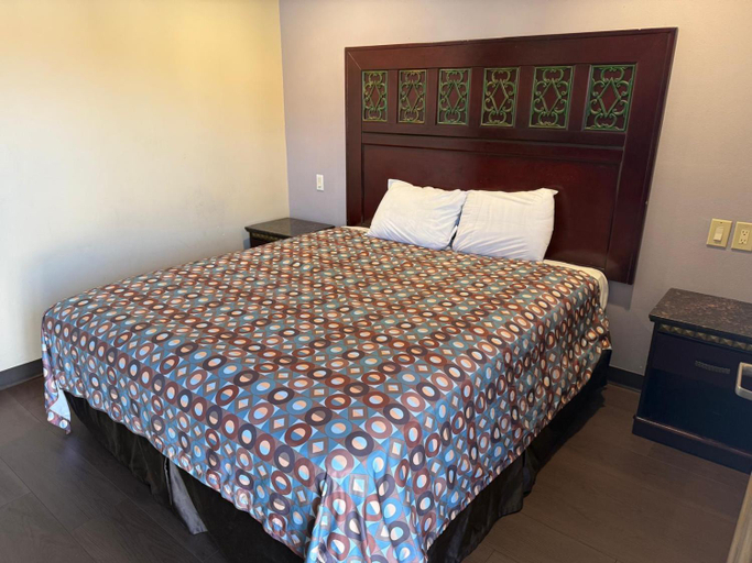 Bedroom 2, HYLAND MOTEL, Orange