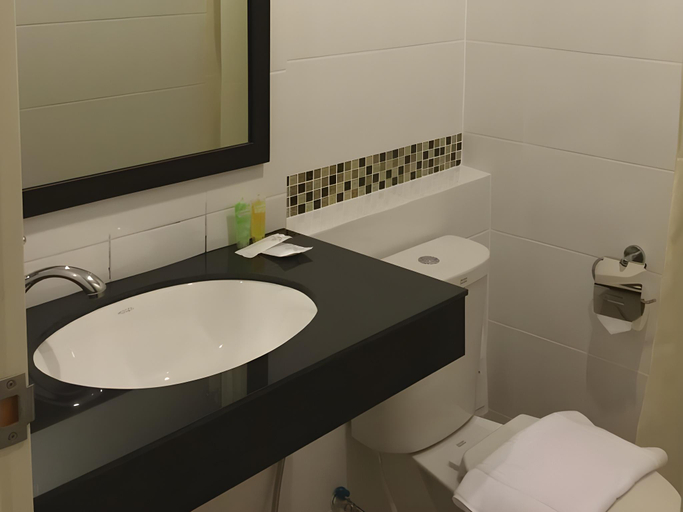 Bathroom, The Writer Bed and Breakfast, Muang Rayong