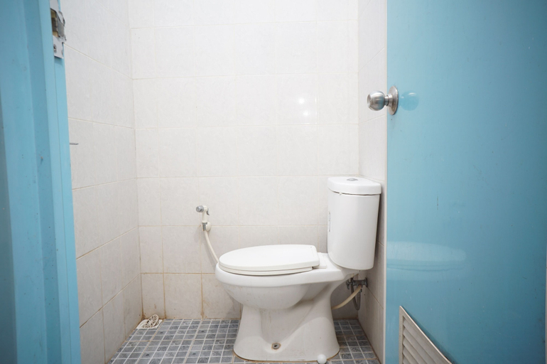 Bathroom 5, OYO 95348 Kost Baituna Syariah, Malang