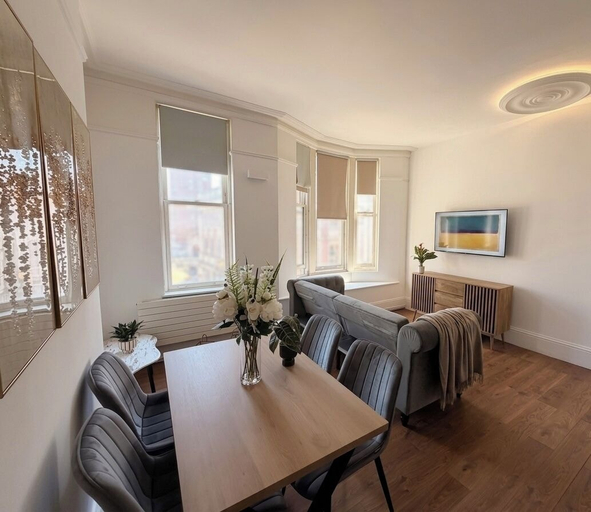 Living room 3, The Luxe Suite - Stylish 3 Bed Apartment, London