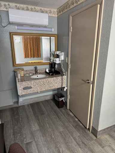 Bathroom 2, Budget Inn Express, Johnson