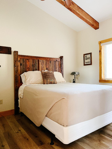 Bedroom 2, Cranberry Inn, Iron