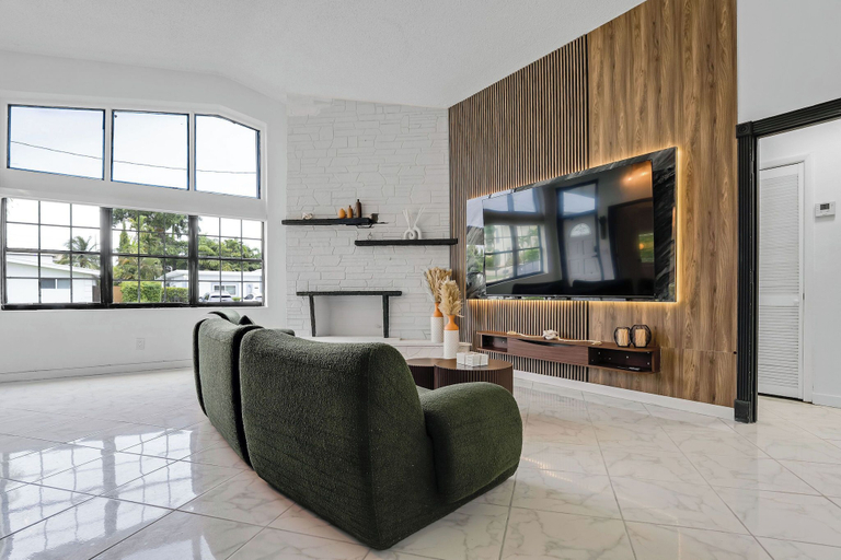 Living room 2, Waterfront House with Tiki & Firepit, Miami-Dade