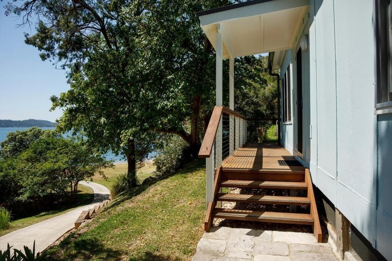 Property grounds 4, Currawong Beach Cottages, Pittwater