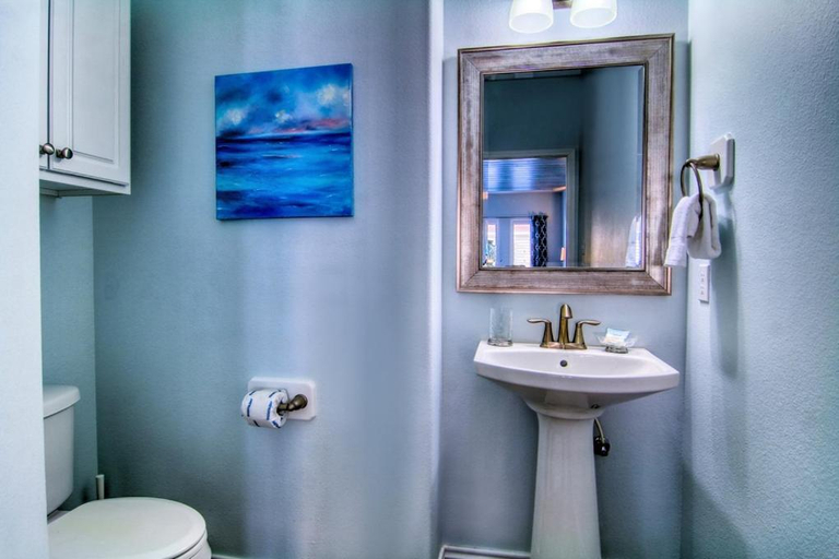 Bathroom 3, Flip Flops and Pop Tops, Nueces