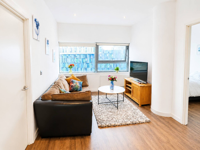Living room 3, Spacious 2BR Sleeps 7, Long Stays, London