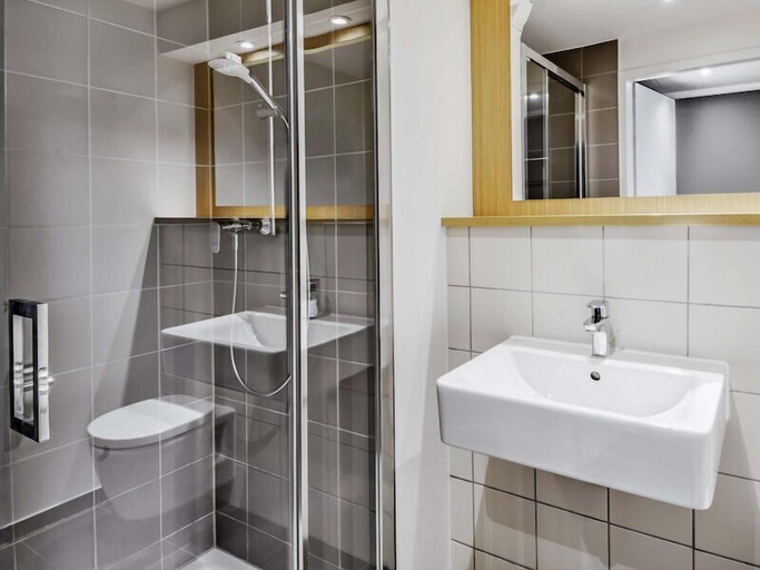 Bathroom 5, B&B Hotel Frankfurt-Airport, Frankfurt am Main