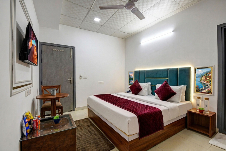 Room 2, Hotel Cozy Nest Rohini Near Rohini 18-19 Metro, Delhi