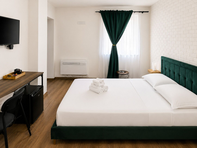 Bedroom, Palazzo Belmosto, Napoli