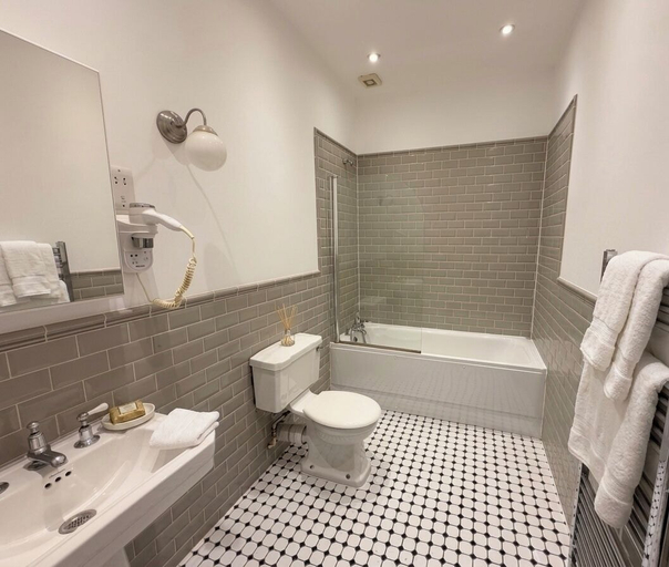 Bathroom, The Luxe Suite - Stylish 3 Bed Apartment, London