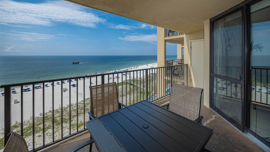 Outdoor dining 2, Phoenix V 814 1 Bedroom Condo, Baldwin