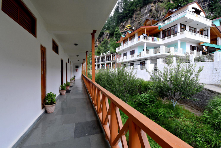 Exterior & Views
