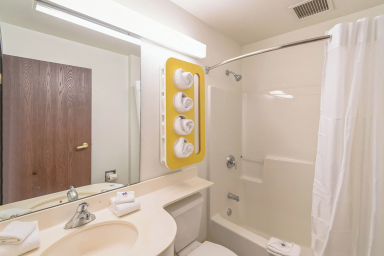 Bathroom 5, Motel 6 Huron, OH - Sandusky, Erie