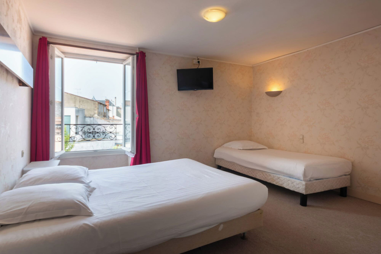 Bedroom 5, Hôtel Le Cheval Blanc, Deux-Sèvres