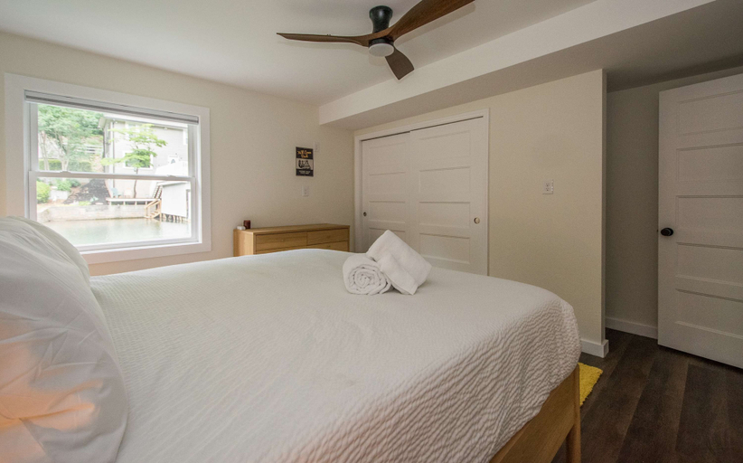 Room 5, Cottage AND Tiny House on Lake Pontoon Available, Rutherford