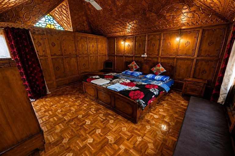 Bedroom 4, Houseboat Myline , Srinagar